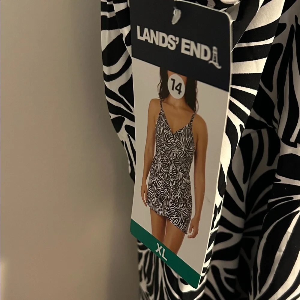 Black & White Leaf-Print V-Neck Swimsuit - Picture 3 of 8